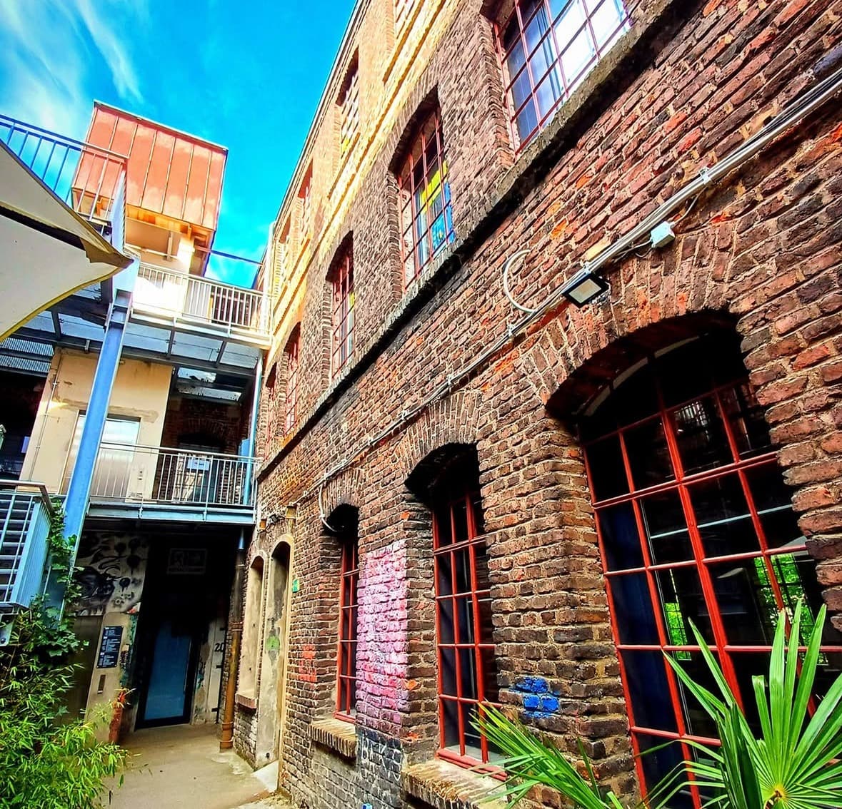 Culture Station — Industriegebäude mit roten Fenstern in der südlichen Innenstadt